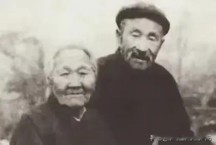 1956年3月，山东临沂沂南县公安接到举报：有个卖烧酒和狗肉的老汉，经常在山里转