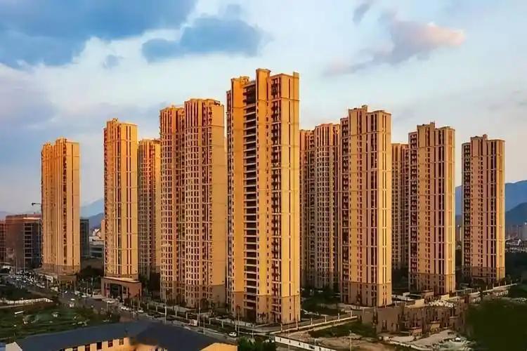 “这次银行输了！”这句话像一声惊雷，震碎了大连市民的平静生活。李女士花了127万