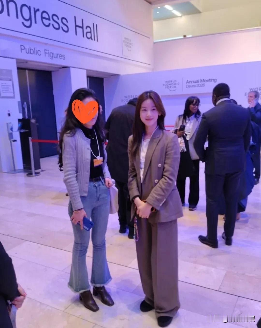 章泽天现身瑞士达沃斯论坛，长发披肩，穿着一身棕色的西装，脚踩平底鞋，身形好瘦。