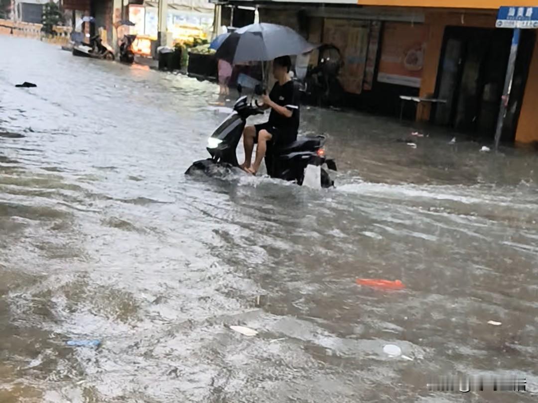 太突然了！昨晚，汕头潮南区遭遇强暴雨袭击，一夜之间多地被淹，道路成河，水位猛涨！