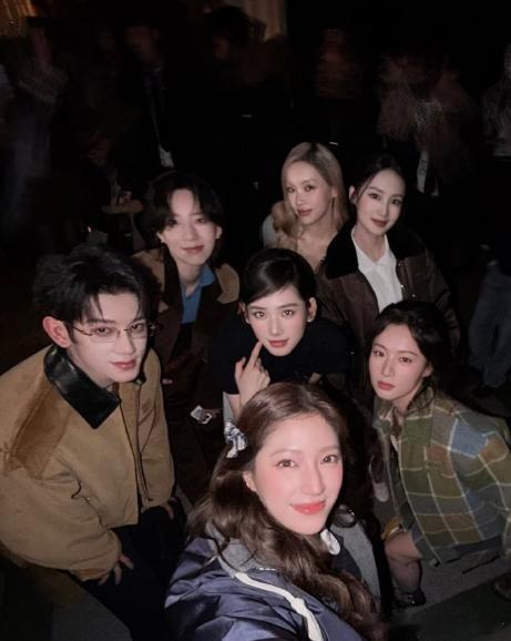 刘柏辛发MiuMiu大合照，与李沁同框颜值双高，优雅灵动兼具，这组同框太惊