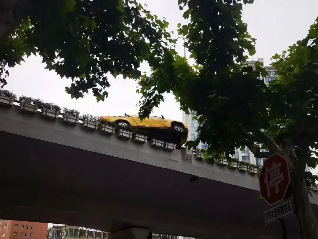 事发上海内环，一辆奥迪与工程车斗气，双双怼到新高度