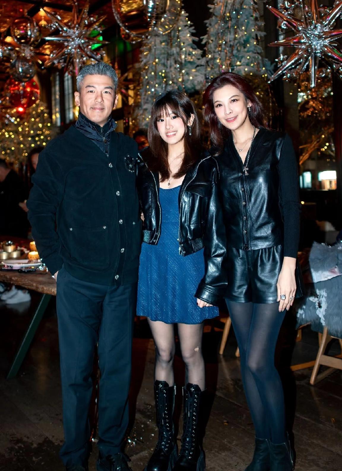 梧桐妹晒和老爸孙志浩以及继母林若亚的新年合照，一家三口温馨有爱。现在梧桐妹跟