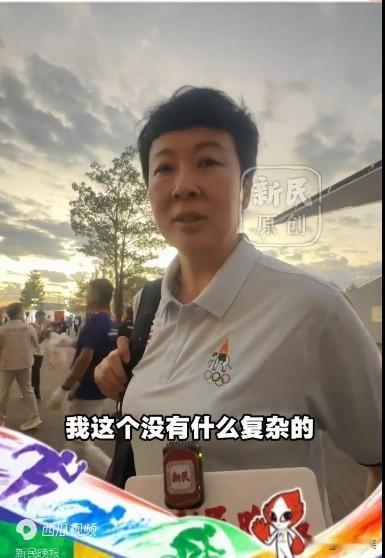 新民晚报记者在亚运球馆外采访了前女排队长冯坤。记者问道，与中国队比赛，有没有什