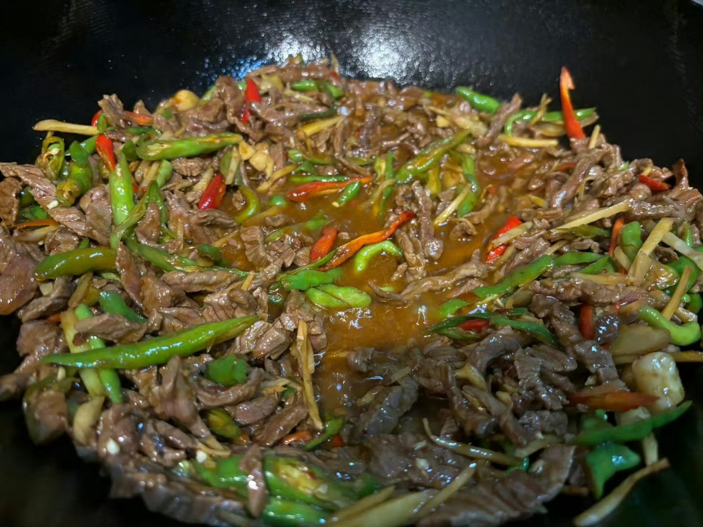 运动回来，用时令的子姜、青椒爆一个牛肉丝来拌面吃。你敢想象这有多香吗？
