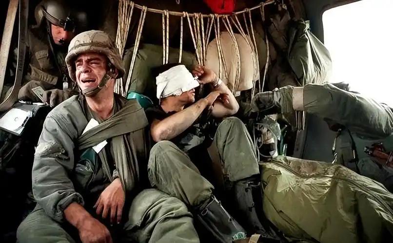 离谱！美军耗资数亿救2人，自毁装备还差点全军覆没。谁能想到，全球军事强国美国，竟