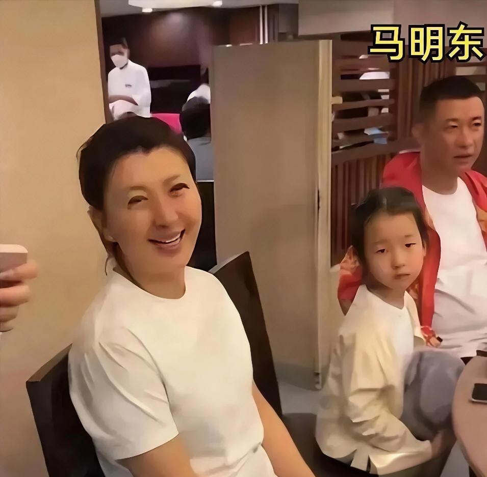 闫学晶把“阔太”人设玩成了直播间的流量兴奋剂，这操作比潘长江还狠！老公马明东是