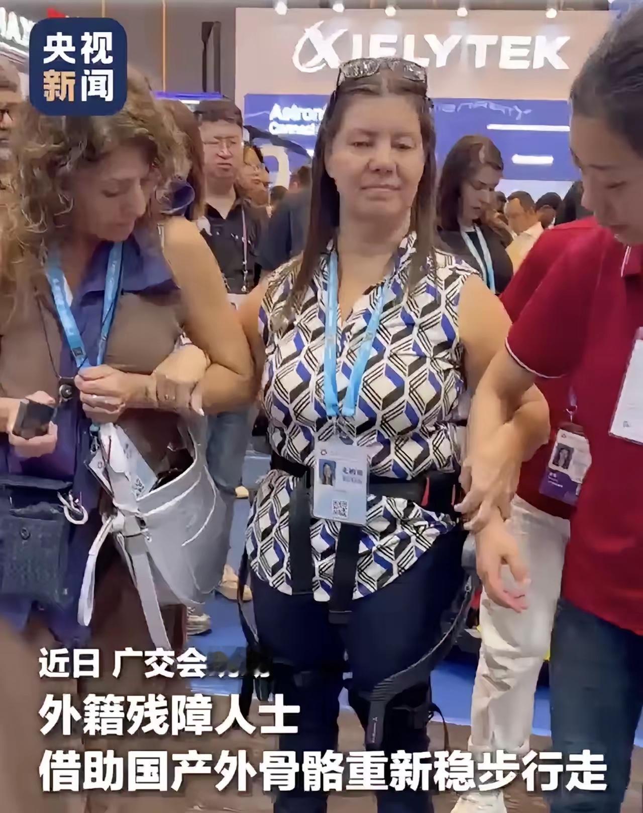 广州，广交会，一个阿根廷女人坐着电动轮椅排了半小时队。几分钟后，她站起来了。她的