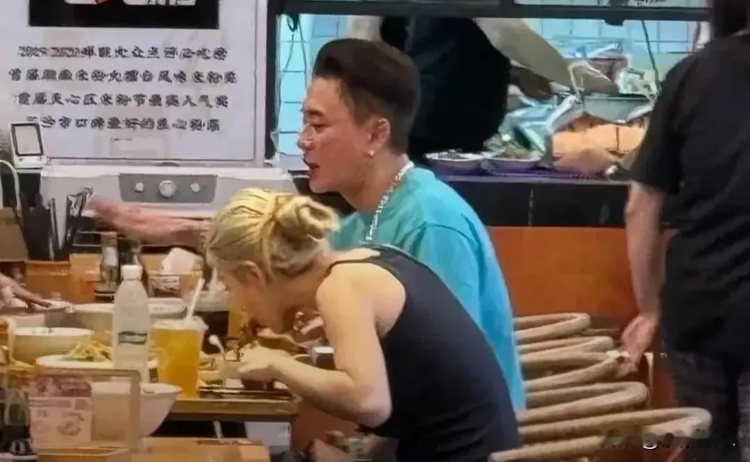 45岁黄宗泽，被曝新恋情！近日，45岁的TVB视帝黄宗泽突然冲上了热搜！起