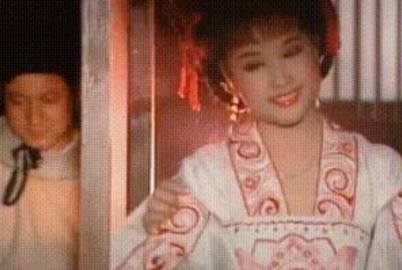 1985年的一天夜里，刘晓庆刚钻被窝睡觉，就被急催的敲门声惊醒，开了门一看是男友