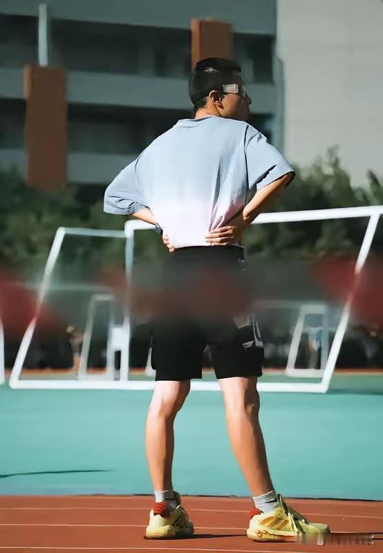 招飞办的人快坐不住了，一个学校那么多好苗子，愣是选不出几个飞行员重点高中里放眼