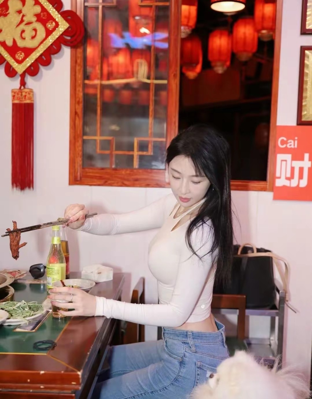 看到秦雪在采访里大方聊身材管理，突然被戳中了。她说