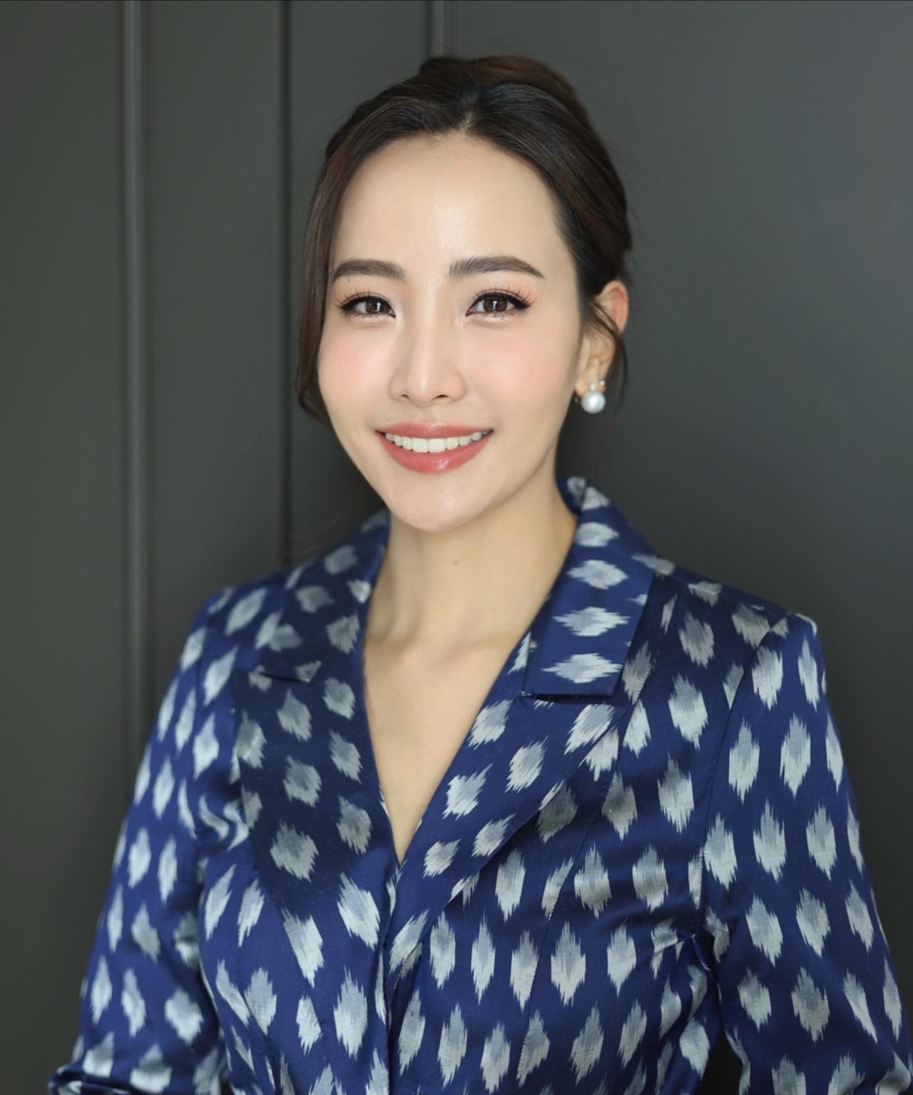 泰国第一夫人年轻貌美，五官精致似芭比泰国第一夫人年仅38岁，面容绝美毫无瑕疵，