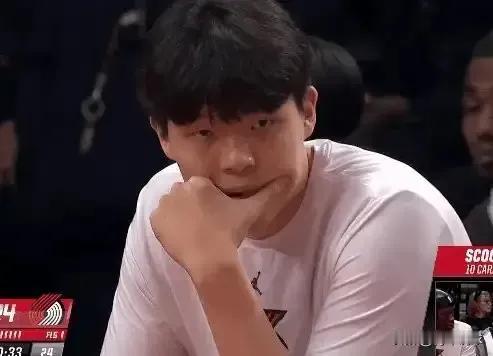 今日凌晨开拓者队发布重磅消息,杨瀚森遭遇重大挫折,杨妈连发三条动态。就在部分球