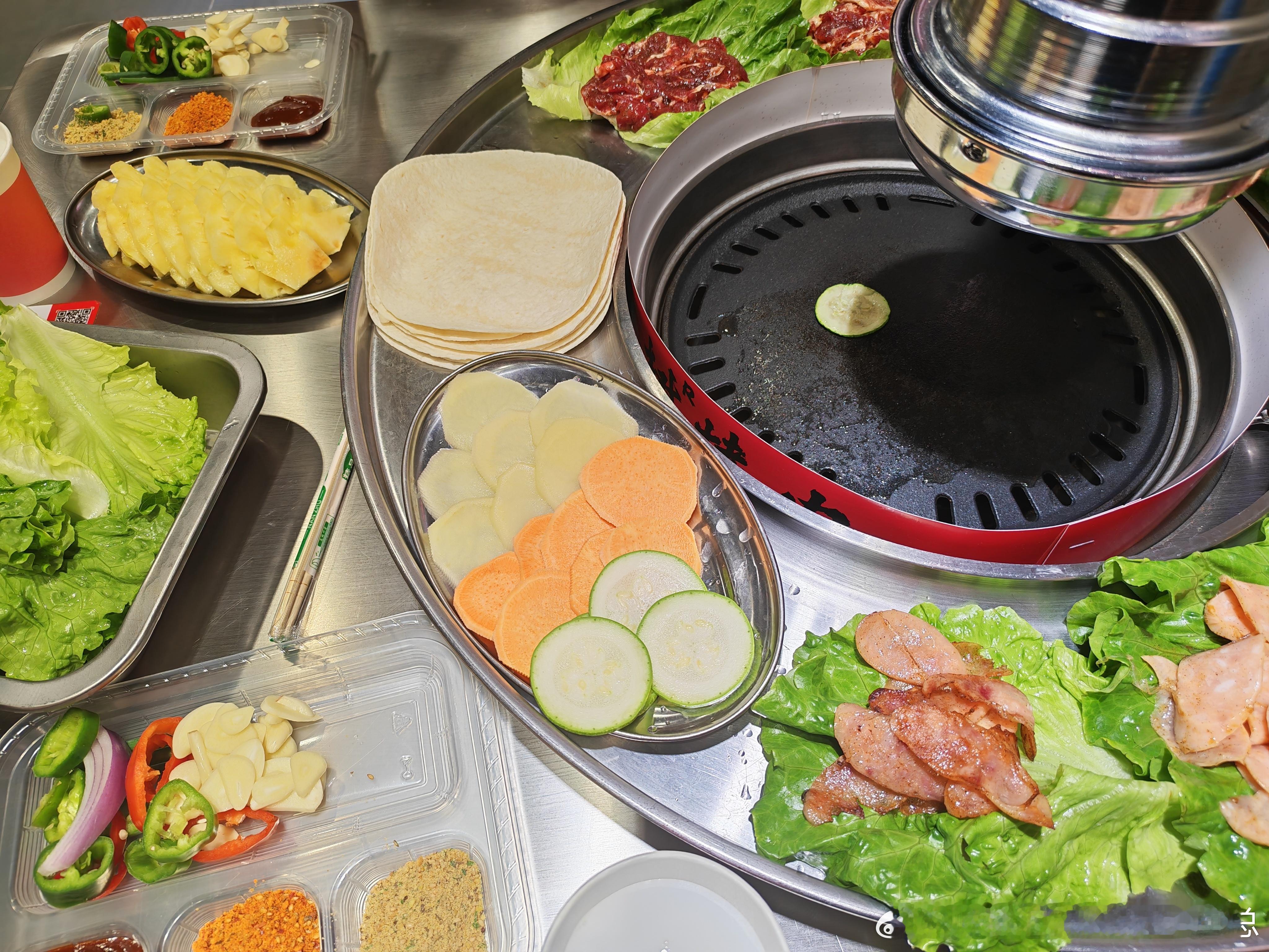 晚上和老婆一起吃烤肉，简单的度过一个二人时光[大笑]​​​