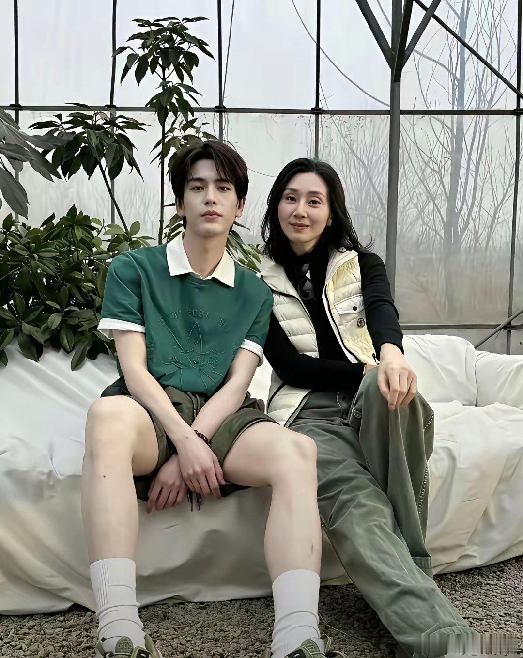 老天爷啊张凌赫藏得也太深了吧如果不是看到这张合照，我肯定也以为他整过了，他妈妈也