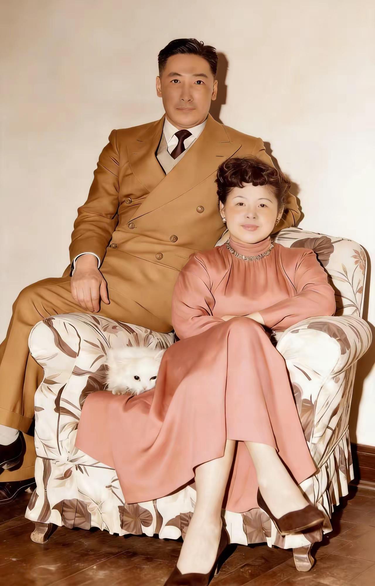 这是1951年蒋建镐与第一任妻子石静宜。此时，石静宜的颜值虽然早已无法与年轻时相