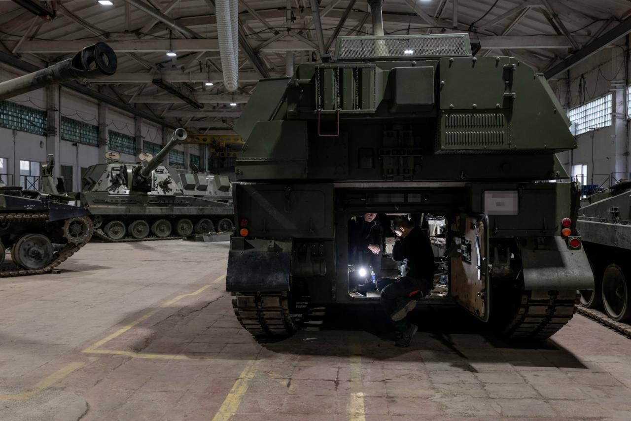 英国国防部删除的视频显示，武装部队部长阿利斯泰尔·卡恩斯正在视察乌克兰西部一处秘