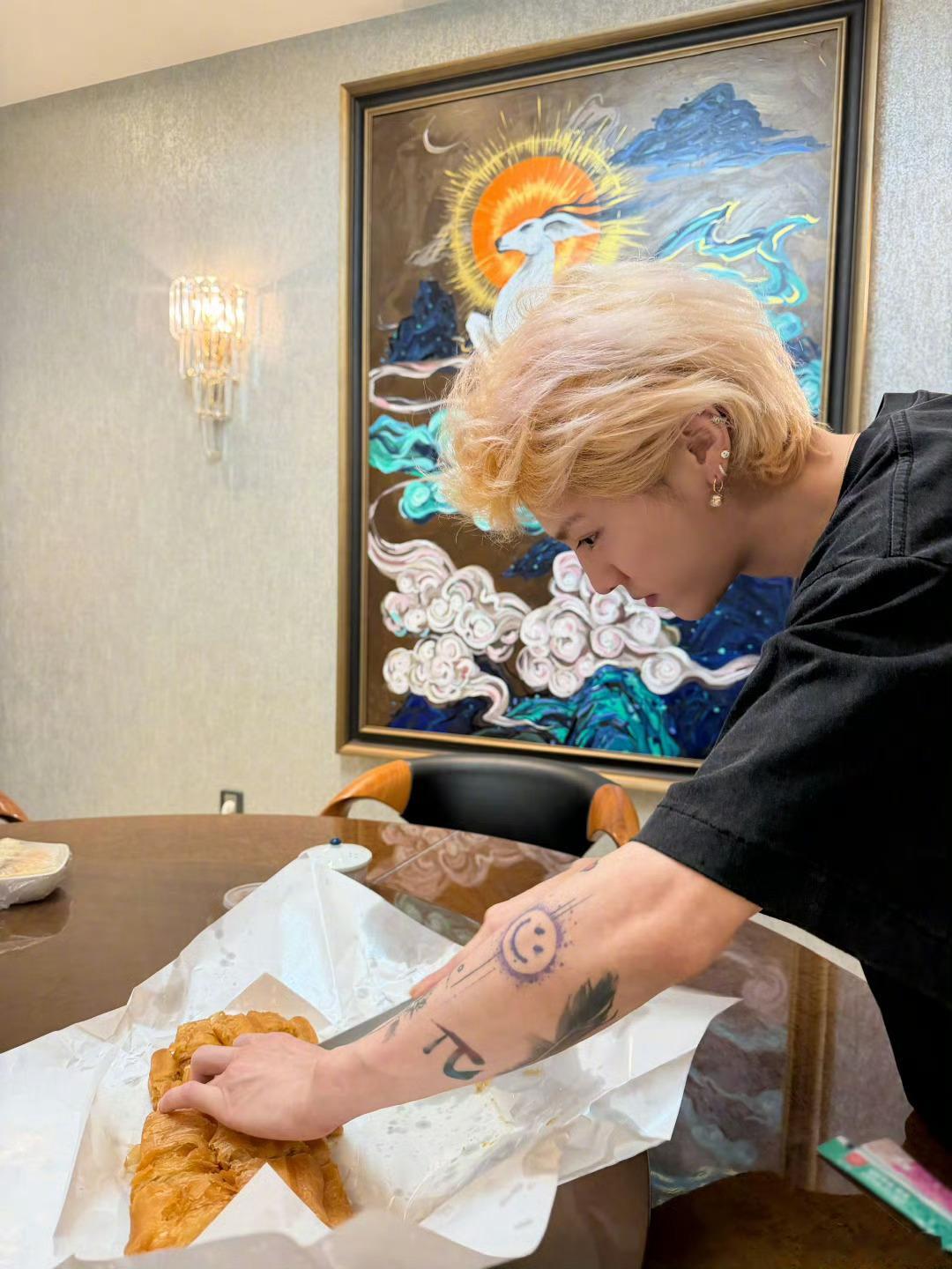 老舅祝鹿晗生日快乐老舅为鹿晗庆生老舅祝发博为鹿晗庆生，祝鹿晗生日快乐，友谊长存