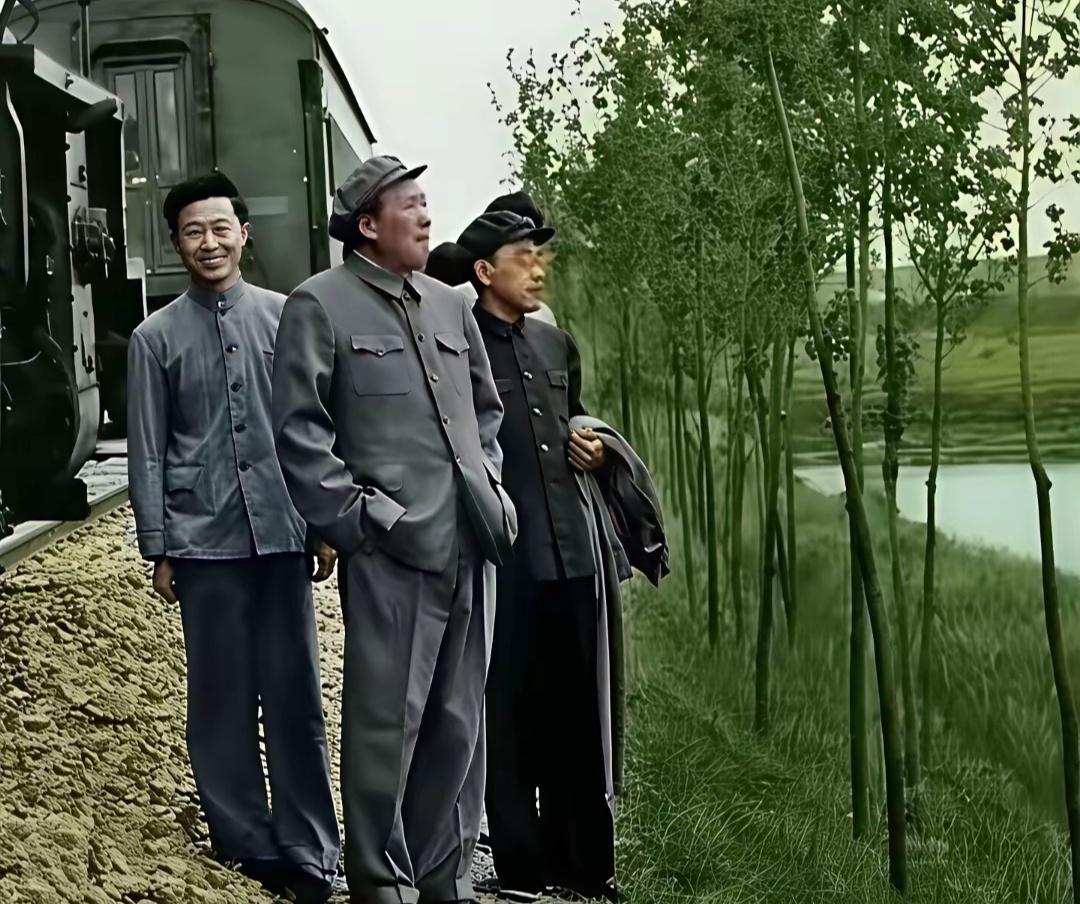 毛主席视察黄河沿线，杨尚昆面带微笑看向镜头，毛主席全然没有注意。如今流传下来