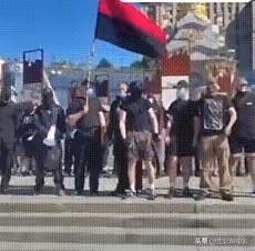乌克兰首都基辅近期爆发大规模集会游行，大批乌克兰新纳粹分子走上街头，呼喊着"西海