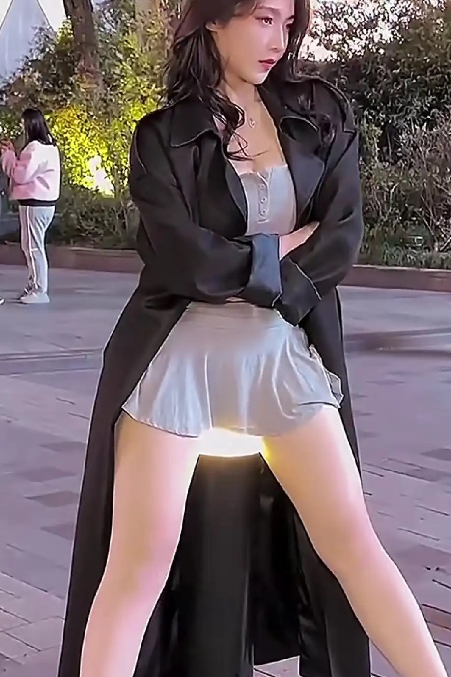 现在的美女玩街拍都这么会玩的吗？还别说，这看起来确实酷酷的，各种姿势摆...