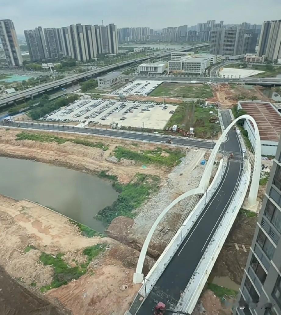 南沙奇观，河涌还没有挖好，桥已经建好了。