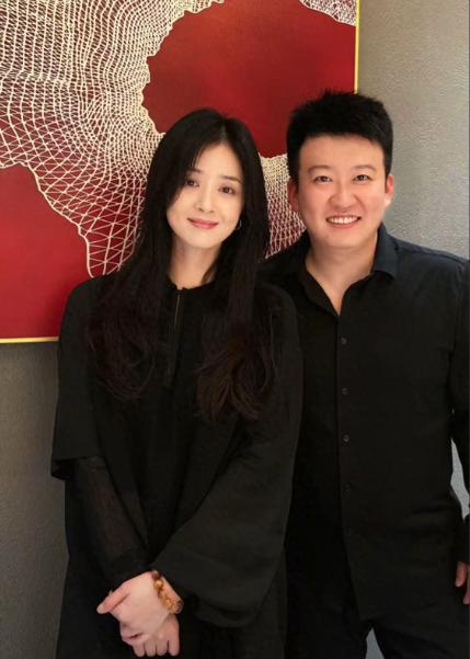 蒋欣姑侄中秋合照爆了！没浓妆的她超接地气，网友却跑偏问“你是年富吗”，笑料里藏