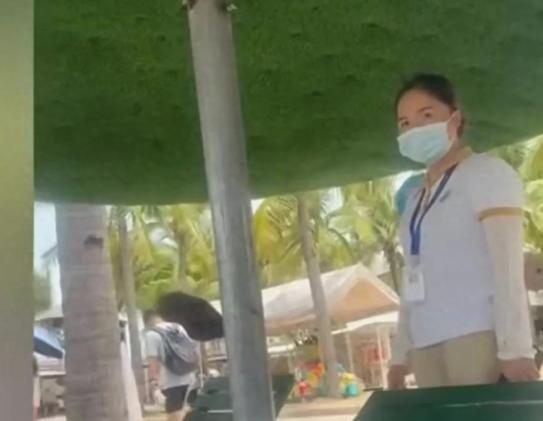 “活不起了？”一女子去三亚海边玩，见路边有沙滩椅，没想那么多就躺上休息。没想到刚