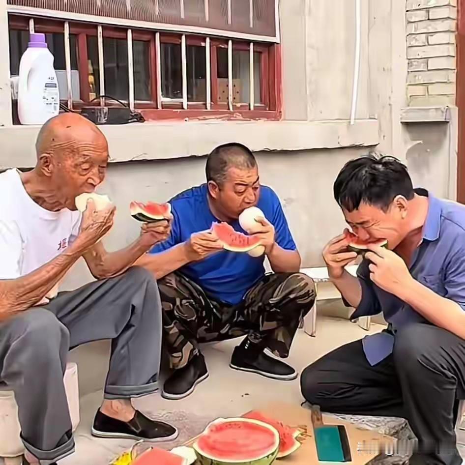 我村有一户人家，到了夏天很少做饭，买上几十个大西瓜，蒸上一锅大馒头，饿了就吃馍馍