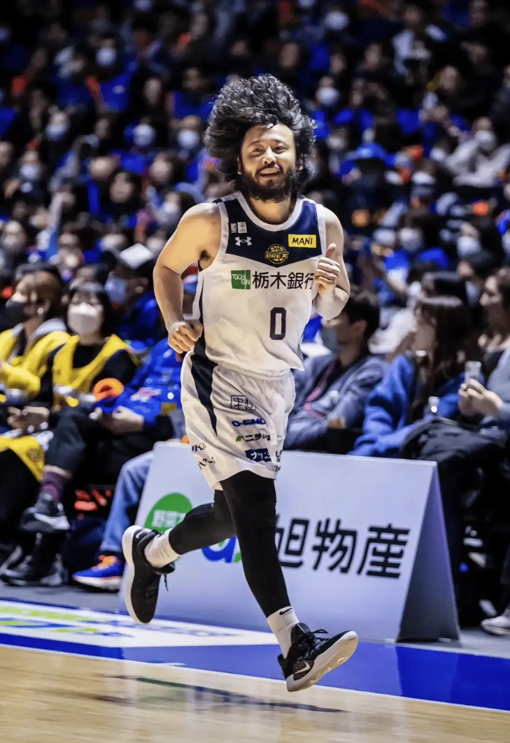 日本不愧是全球老龄化严重的国家与姚明同岁并且同一时代进入NBA的日本球员田卧