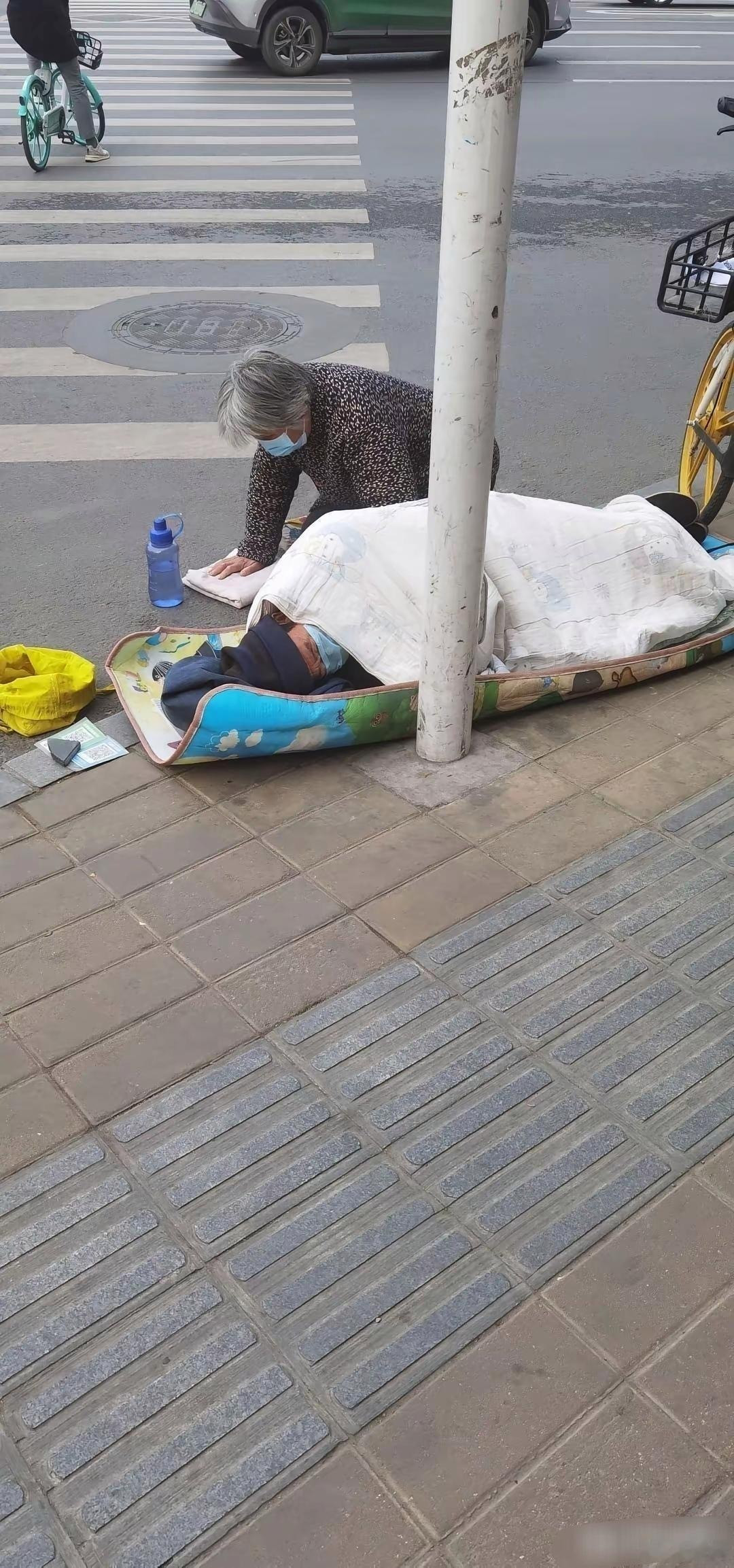 要不是亲眼所见，万万不敢相信，还玩两班倒