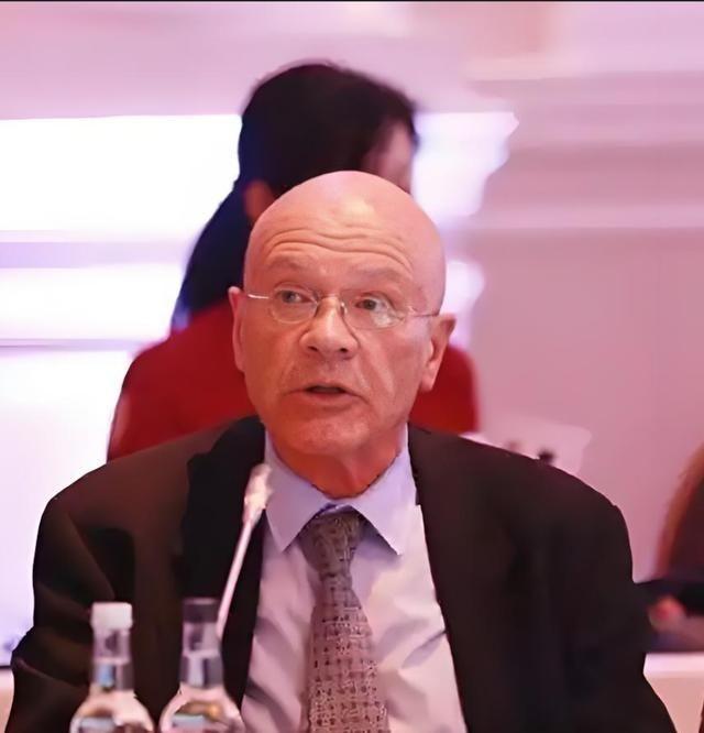 惊人相似！英国教授马丁雅克曾点明：“中国崛起不可怕，可怕的是，它是一个伪装成国家