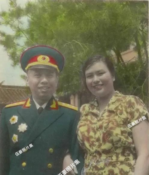 1955年10月，开国上将<em>陈伯钧</em>身着崭新上将军服与夫人陈琳的合影，定格了荣耀时刻