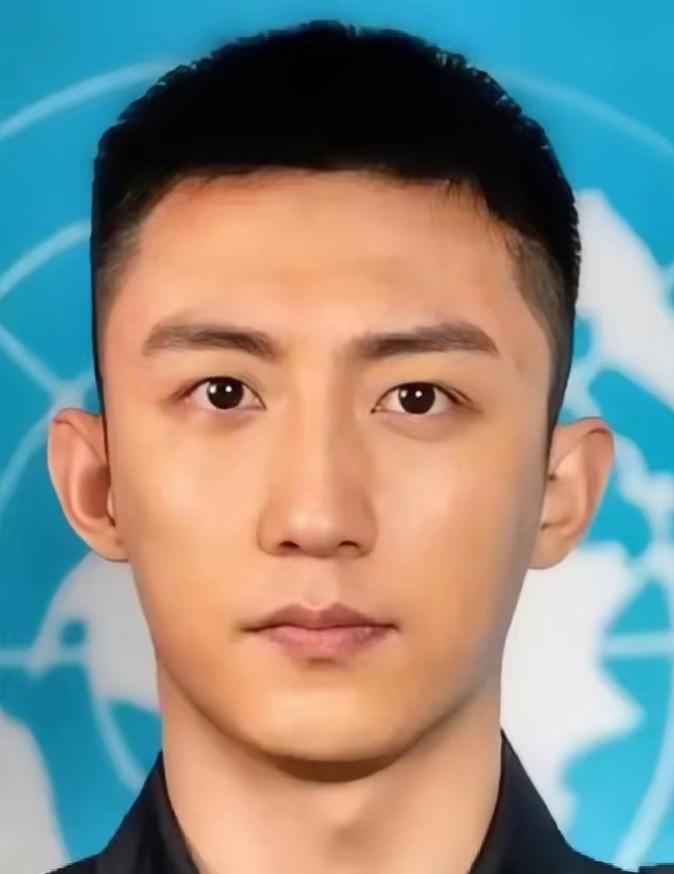 都说黄景瑜是“军三代”，可谁知道，这个被人羡慕不已的硬汉，16岁离家，第一份工是
