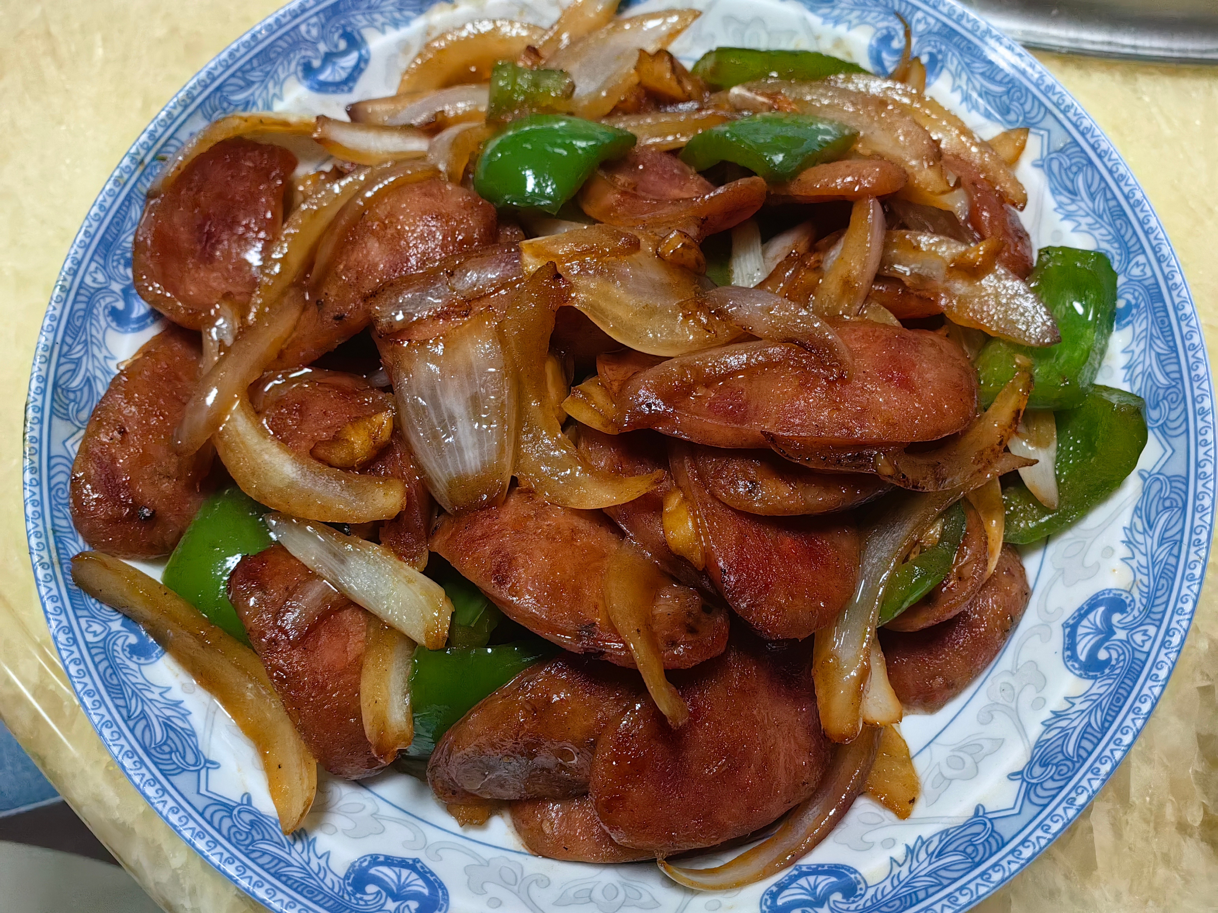 家常菜晚餐，洋葱炒黑椒肉肠，油蛤，菜心。