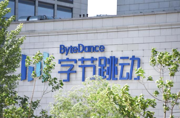 首次超越微信，抖音正在占领国内用户的手机 互联网消息显示，抖音在7月份的“单