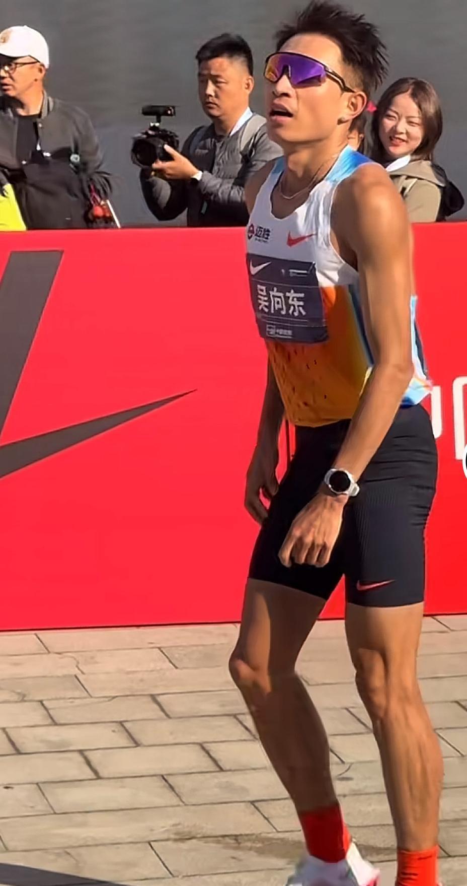 为什么全运会马拉松季军吴向东，却在半个月后的上海马拉松，仅仅跑在了女子冠军前面1