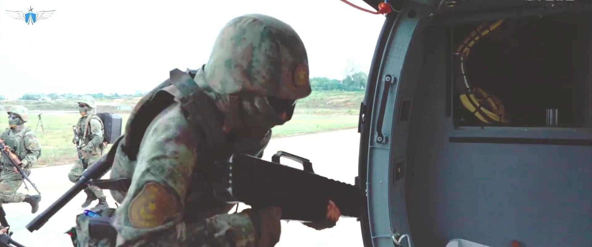 人民空军成立76周年小分队的反无人机手拿着无人机反制枪，还背了一把霰弹枪。​​