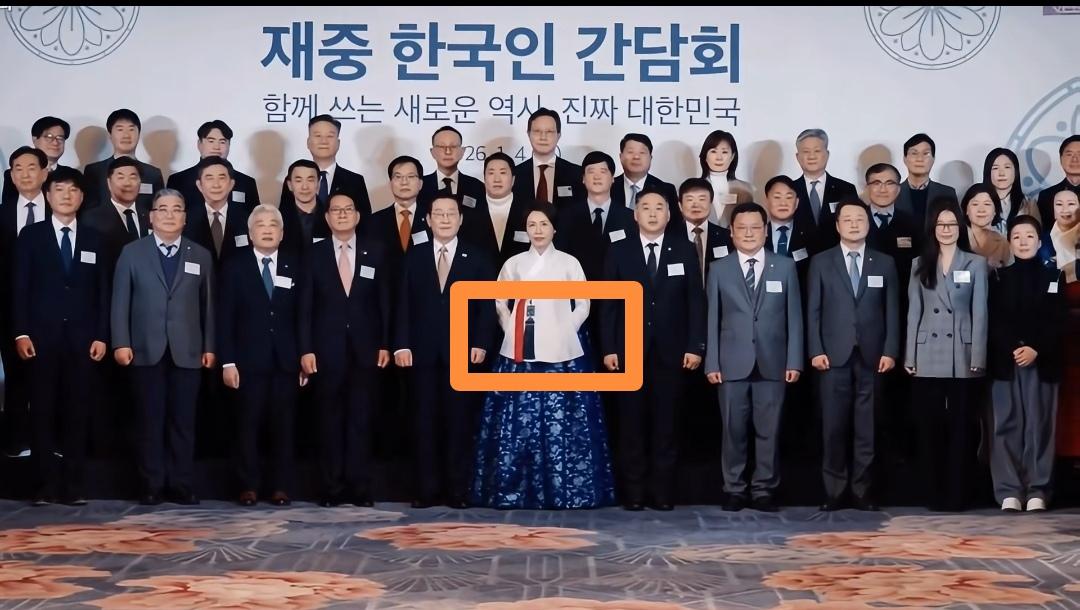 1月4日晚，韩国在华侨界人士晚会上，金惠景身着传统韩服亮相，进场时她双手自然交叠