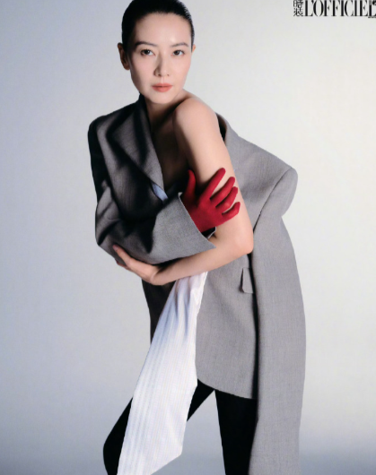 高圆圆毫无刘海修饰的贴头皮发型，流畅轮廓自带雕塑感，骨相好绝～