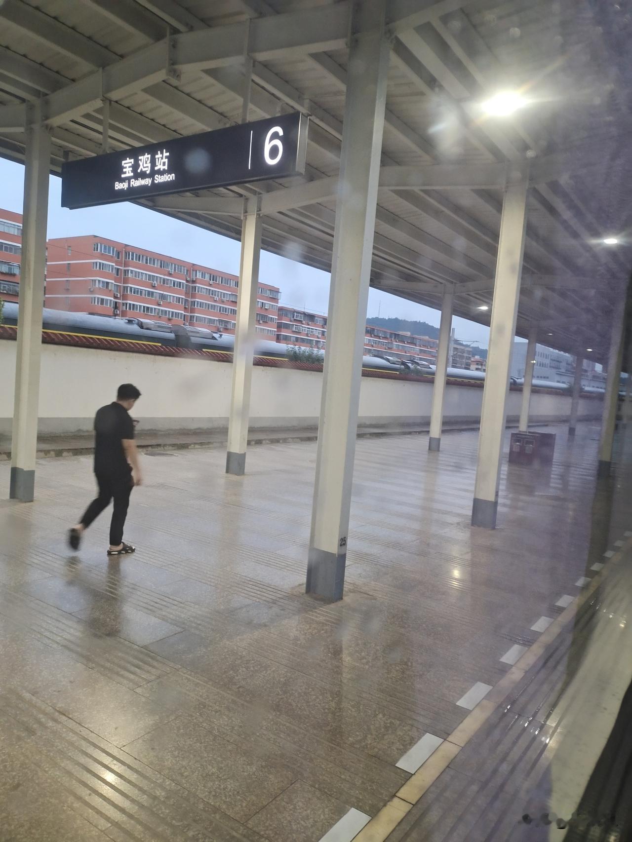 7月11日5时50分，乌鲁木齐——上海的K4918次列车到达宝鸡站。