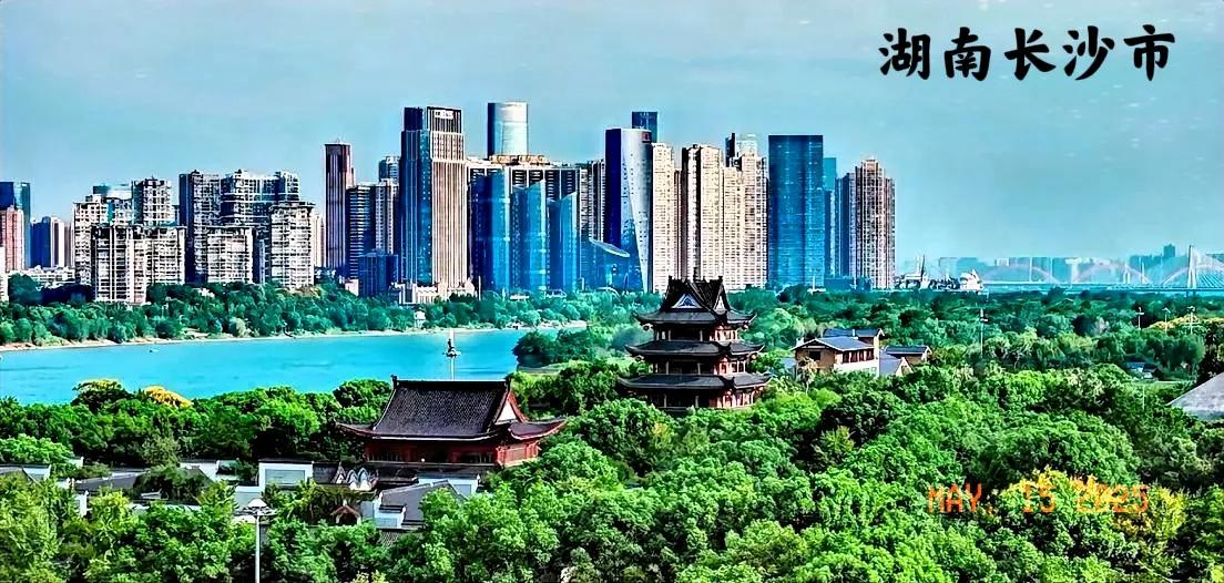 看看长沙金融中心一带，河流的中间就是长沙橘子洲头的上游，这里的生态环境非常好，对