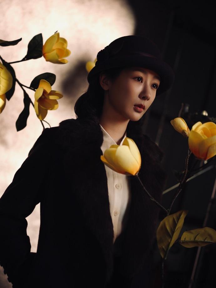 杨紫董竹君不屈服命运不甘心结果不熄灭心中火种杨紫董竹君大衣礼帽造型杨紫董竹君大