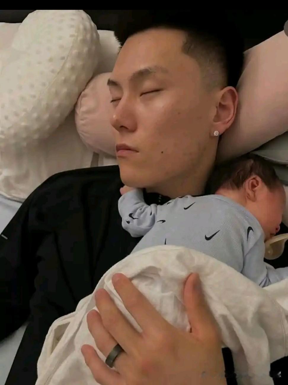 上海男篮球员李弘权是暖心的超级奶爸，今年喜得千金，女儿现已满三个月。休假时他主动