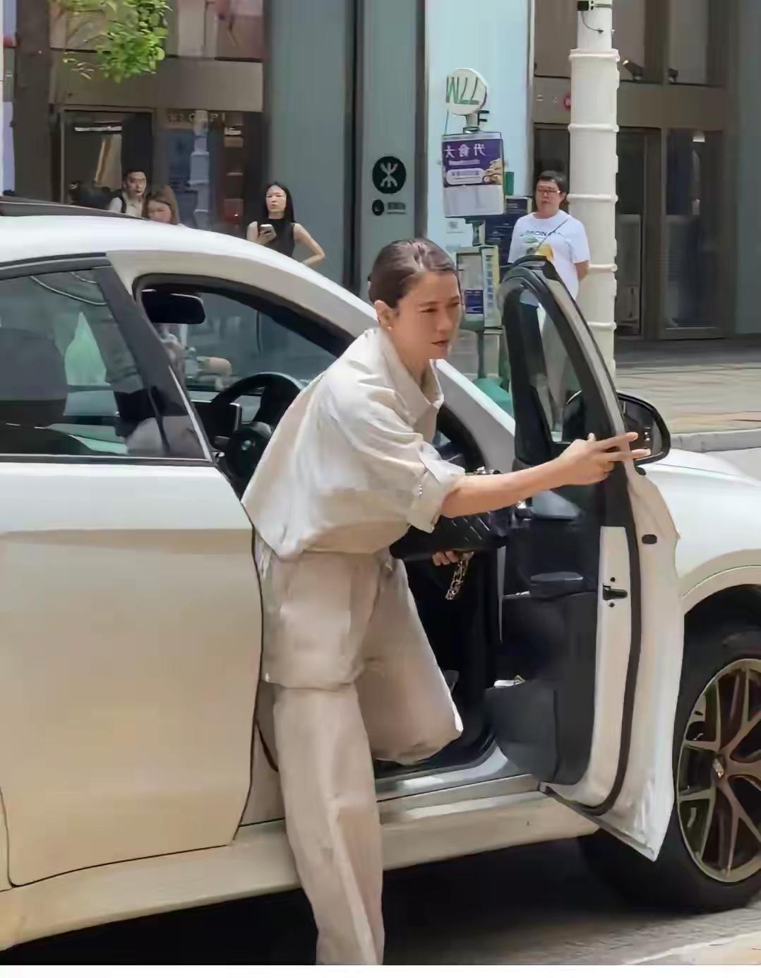 袁咏仪，怎么舍得抛弃了爱马仕，选择了香奈儿？