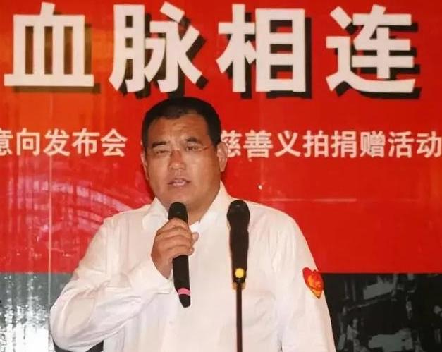 2008年汶川地震时，一位百亿富豪捐款3000万元，然而在抗震救灾的晚会上，他却