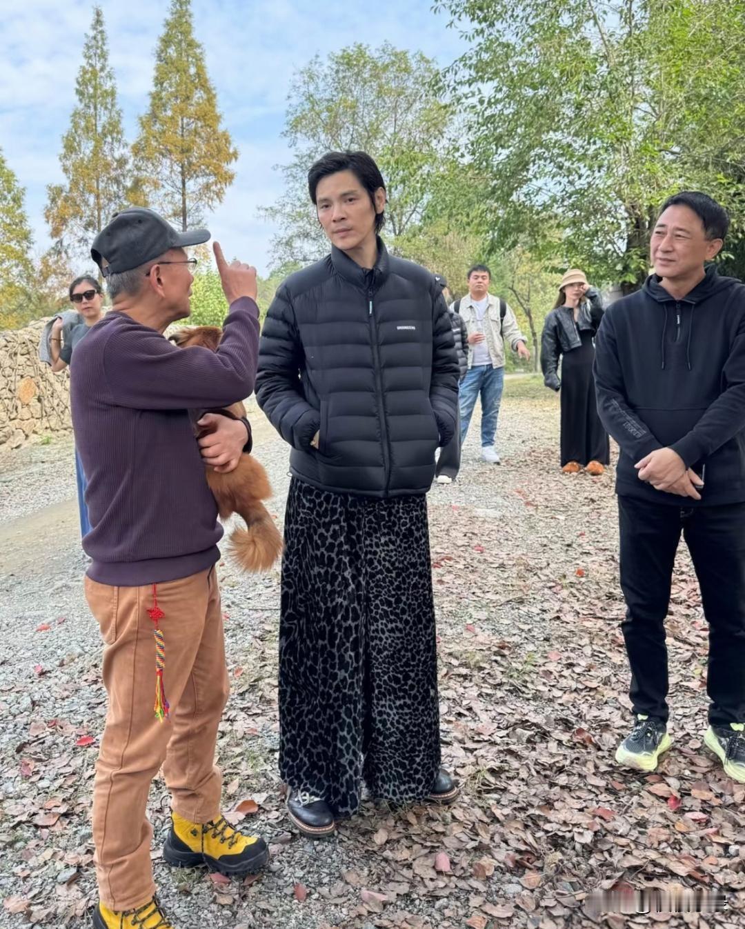 向佐和朋友现身湖北旅游，他的打扮好朴素，整个人气质土土的，虽然身材高挑，但颜值很