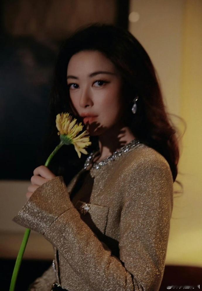 朱珠统一了东西方的审美朱珠的美刚柔并济！风情万种让她极具女人味，骨子里的风骨又