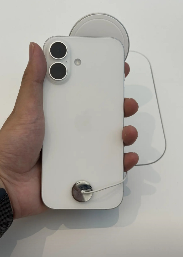 今年苹果iPhone17标准版真的卖爆了，唯一的缺点就是外观和iPhone16一